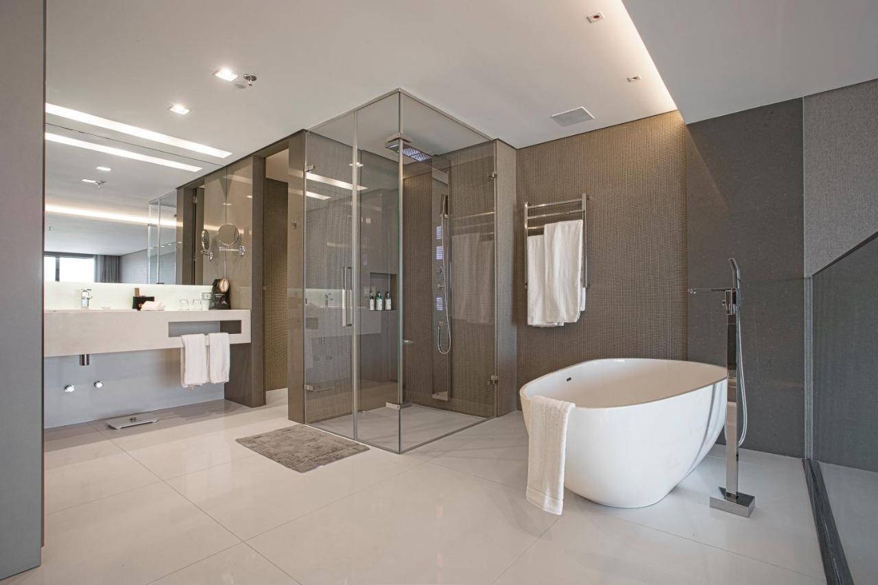 Suryaa Hotel Pinhais, Curio Collection By Hilton Buitenkant foto