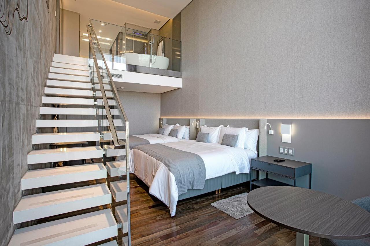 Suryaa Hotel Pinhais, Curio Collection By Hilton Buitenkant foto
