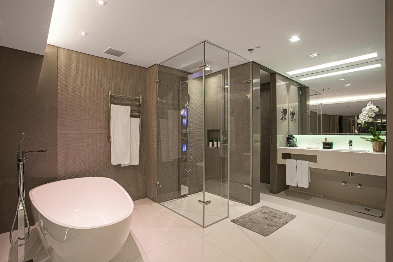 Suryaa Hotel Pinhais, Curio Collection By Hilton Buitenkant foto